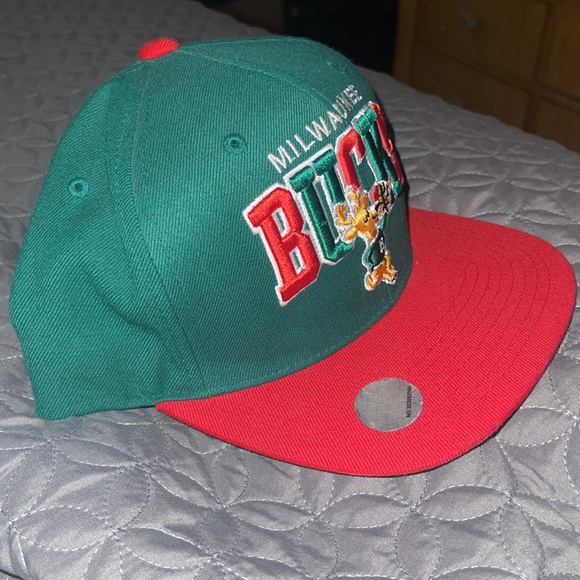 Milwaukee Bucks 🦌 SnapBack Hat - Picture 3 of 3